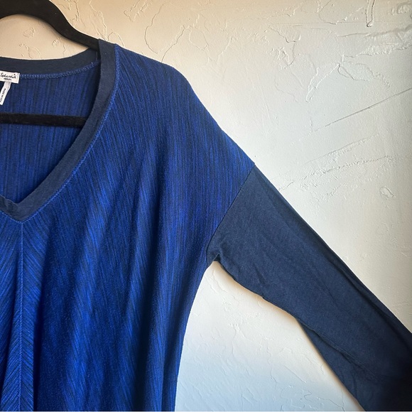 Splendid Blue V-Neck Oversized 3/4 Sleeve Top with Asymetrical Hem Size M - Picture 3 of 8